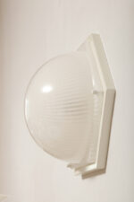 Duża sześcioboczna jednopunktowa mlecznobiała ażurowa lampa ścienna/kinkiet z kloszem z tworzywa (akryl) w kształcie kopuły, Włochy, lata 80. - obrazek 24