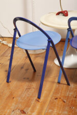 Składane metalowe krzesło "Clio" okrągłym lakierowanym w satynie niebieskim siedziskiem i granatowym oparciem i nogami, projekt Giorgio Cattelan dla firmy Cidue, Włochy, lata 70. - obrazek 61