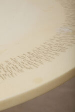 Masywny i ciężki stolik kawowy / pomocnik / typu "Tulip" z okrągłym kamiennym/marmurowym blatem na metalowej rozszerzającej się do dołu nodze w stylu projektów Eero Saarinena, Space Age, Włochy, lata 70. - obrazek 31