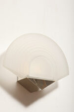 Jednopunktowa lampa ścienna/kinkiet w stylu Art Deco w kształcie wachlarza ze szklanym reliefowym matowym kloszem osadzonym na metalowej podstawie, Egoluce, Włochy, lata 80. - obrazek 20