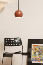 Metalowa jednopunktowa lampa wisząca/sufitowa w kształcie ściętej/otwartej od dołu kuli w kolorze terakotowej czerwieni wisząca na czarnym materiałowym kablu zasilającym, projekt Benny Frandsen dla firmy Frandsen, Dania, po 2000 roku - obrazek 17