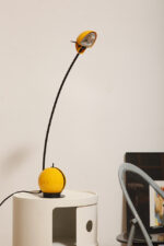 Wysoka jednopunktowa żółta lampa nocna/biurkowa "Alina" z tworzywa (ABS) z regulowaną wysokością nachylenia z czarną podstawą i ruchomym kloszem, Valenti Luce, Włochy, lata 70/80. - obrazek 18