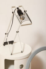 Biała z czarnymi elementami jednopunktowa metalowa lampa biurkowa z serii Syntesi z regulowaną wysokością, projekt Ernesto Gismondi dla Artemide, Włochy, wzór z 1975 roku - obrazek 16