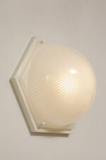 Duża sześcioboczna jednopunktowa mlecznobiała ażurowa lampa ścienna/kinkiet z kloszem z tworzywa (akryl) w kształcie kopuły, Włochy, lata 80. - obrazek 25