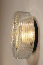 Jednopunktowa okrągła lampa ścienna/kinkiet ze szklanym reliefowym przeźroczystym kloszem w stylu Art Deco w czarnej metalowej oprawie, firma Prisma, Włochy, lata 80. - obrazek 17