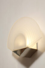 Jednopunktowa lampa ścienna/kinkiet w stylu Art Deco w kształcie wachlarza ze szklanym reliefowym matowym kloszem osadzonym na metalowej podstawie, Egoluce, Włochy, lata 80. - obrazek 21