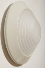 Duża stożkowata jednopunktowa lampa ścienna/kinkiet "Onda" / "Fala" z białą okrągłą metalową oprawą i akrylowym mlecznobiałym półprzepuszczalnym dyfuzorem w promieniście rozchodzącymi się liniami w środku, projekt Ezio Didone dla firmy Arteluce, Włochy, lata 80. - obrazek 17