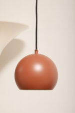 Metalowa jednopunktowa lampa wisząca/sufitowa w kształcie ściętej/otwartej od dołu kuli w kolorze terakotowej czerwieni wisząca na czarnym materiałowym kablu zasilającym, projekt Benny Frandsen dla firmy Frandsen, Dania, po 2000 roku - obrazek 18