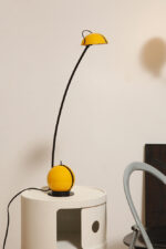 Wysoka jednopunktowa żółta lampa nocna/biurkowa "Alina" z tworzywa (ABS) z regulowaną wysokością nachylenia z czarną podstawą i ruchomym kloszem, Valenti Luce, Włochy, lata 70/80. - obrazek 19