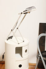 Biała z czarnymi elementami jednopunktowa metalowa lampa biurkowa z serii Syntesi z regulowaną wysokością, projekt Ernesto Gismondi dla Artemide, Włochy, wzór z 1975 roku - obrazek 17