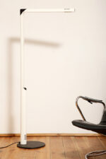 Smukła metalowa minimalistyczna, jednopunktowa, postmodernistyczna biała z czarnymi elementami lampa podłogowa "Veronica", Gianfranco Frattini dla Luci illuminazione (Lucitalia), Włochy, wzór z 1979 roku - obrazek 18