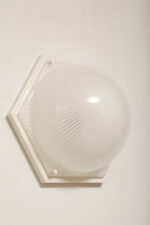 Duża sześcioboczna jednopunktowa mlecznobiała ażurowa lampa ścienna/kinkiet z kloszem z tworzywa (akryl) w kształcie kopuły, Włochy, lata 80. - obrazek 26