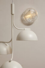 Jednopunktowa okrągła lampa ścienna/kinkiet ze szklanym reliefowym przeźroczystym kloszem w stylu Art Deco w czarnej metalowej oprawie, firma Prisma, Włochy, lata 80. - obrazek 18