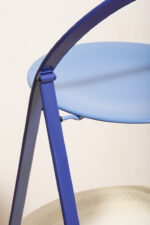 Składane metalowe krzesło "Clio" okrągłym lakierowanym w satynie niebieskim siedziskiem i granatowym oparciem i nogami, projekt Giorgio Cattelan dla firmy Cidue, Włochy, lata 70. - obrazek 17