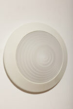 Duża stożkowata jednopunktowa lampa ścienna/kinkiet "Onda" / "Fala" z białą okrągłą metalową oprawą i akrylowym mlecznobiałym półprzepuszczalnym dyfuzorem w promieniście rozchodzącymi się liniami w środku, projekt Ezio Didone dla firmy Arteluce, Włochy, lata 80. - obrazek 18