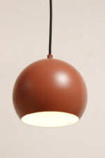 Metalowa jednopunktowa lampa wisząca/sufitowa w kształcie ściętej/otwartej od dołu kuli w kolorze terakotowej czerwieni wisząca na czarnym materiałowym kablu zasilającym, projekt Benny Frandsen dla firmy Frandsen, Dania, po 2000 roku - obrazek 19
