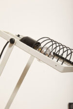 Biała z czarnymi elementami jednopunktowa metalowa lampa biurkowa z serii Syntesi z regulowaną wysokością, projekt Ernesto Gismondi dla Artemide, Włochy, wzór z 1975 roku - obrazek 18