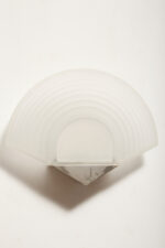 Jednopunktowa lampa ścienna/kinkiet w stylu Art Deco w kształcie wachlarza ze szklanym reliefowym matowym kloszem osadzonym na metalowej podstawie, Egoluce, Włochy, lata 80. - obrazek 23