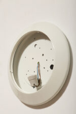 Duża stożkowata jednopunktowa lampa ścienna/kinkiet "Onda" / "Fala" z białą okrągłą metalową oprawą i akrylowym mlecznobiałym półprzepuszczalnym dyfuzorem w promieniście rozchodzącymi się liniami w środku, projekt Ezio Didone dla firmy Arteluce, Włochy, lata 80. - obrazek 19