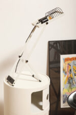 Biała z czarnymi elementami jednopunktowa metalowa lampa biurkowa z serii Syntesi z regulowaną wysokością, projekt Ernesto Gismondi dla Artemide, Włochy, wzór z 1975 roku - obrazek 19