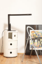 Czarna minimalistyczna jednopunktowa lampa biurkowa ze ściemniaczem "Abele" z metalu i tworzywa, projekt Gianfranco Frattini dla firmy Luci illuminazione (Lucitalia), Włochy, wzór z 1979 roku - obrazek 20