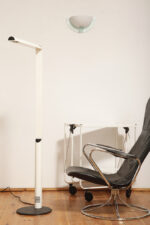 Smukła metalowa minimalistyczna, jednopunktowa, postmodernistyczna biała z czarnymi elementami lampa podłogowa "Veronica", Gianfranco Frattini dla Luci illuminazione (Lucitalia), Włochy, wzór z 1979 roku - obrazek 20