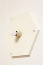 Duża sześcioboczna jednopunktowa mlecznobiała ażurowa lampa ścienna/kinkiet z kloszem z tworzywa (akryl) w kształcie kopuły, Włochy, lata 80. - obrazek 27