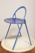 Składane metalowe krzesło "Clio" okrągłym granatowym siedziskiem i niebieskim oparciem i nogami, projekt Giorgio Cattelan dla firmy Cidue, Włochy, lata 70. - obrazek 27