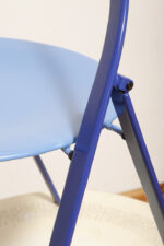 Składane metalowe krzesło "Clio" okrągłym lakierowanym w satynie niebieskim siedziskiem i granatowym oparciem i nogami, projekt Giorgio Cattelan dla firmy Cidue, Włochy, lata 70. - obrazek 67