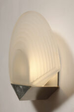 Jednopunktowa lampa ścienna/kinkiet w stylu Art Deco w kształcie wachlarza ze szklanym reliefowym matowym kloszem osadzonym na metalowej podstawie, Egoluce, Włochy, lata 80. - obrazek 9