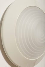 Duża stożkowata jednopunktowa lampa ścienna/kinkiet "Onda" / "Fala" z białą okrągłą metalową oprawą i akrylowym mlecznobiałym półprzepuszczalnym dyfuzorem w promieniście rozchodzącymi się liniami w środku, projekt Ezio Didone dla firmy Arteluce, Włochy, lata 80. - obrazek 20