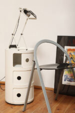 Biała z czarnymi elementami jednopunktowa metalowa lampa biurkowa z serii Syntesi z regulowaną wysokością, projekt Ernesto Gismondi dla Artemide, Włochy, wzór z 1975 roku - obrazek 49