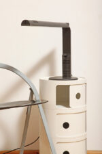 Czarna minimalistyczna jednopunktowa lampa biurkowa ze ściemniaczem "Abele" z metalu i tworzywa, projekt Gianfranco Frattini dla firmy Luci illuminazione (Lucitalia), Włochy, wzór z 1979 roku - obrazek 2