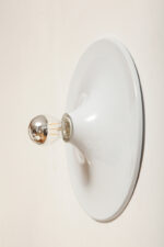 Jednopunktowa okrągła lakierowana na biało w połysku aluminiowa lampa ścienna/kinkiet, Space Age, firma Biffi, Włochy - obrazek 2