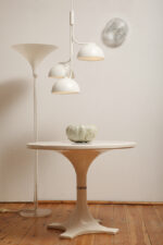 Jednopunktowa okrągła lampa ścienna/kinkiet ze szklanym reliefowym przeźroczystym kloszem w stylu Art Deco w czarnej metalowej oprawie, firma Prisma, Włochy, lata 80. - obrazek 2