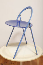 Składane metalowe krzesło "Clio" okrągłym granatowym siedziskiem i niebieskim oparciem i nogami, projekt Giorgio Cattelan dla firmy Cidue, Włochy, lata 70. - obrazek 2