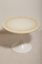 Masywny i ciężki stolik kawowy / pomocnik / typu "Tulip" z okrągłym kamiennym/marmurowym blatem na metalowej rozszerzającej się do dołu nodze w stylu projektów Eero Saarinena, Space Age, Włochy, lata 70. - obrazek 4