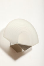 Jednopunktowa lampa ścienna/kinkiet w stylu Art Deco w kształcie wachlarza ze szklanym reliefowym matowym kloszem osadzonym na metalowej podstawie, Egoluce, Włochy, lata 80. - obrazek 2