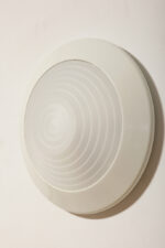 Duża stożkowata jednopunktowa lampa ścienna/kinkiet "Onda" / "Fala" z białą okrągłą metalową oprawą i akrylowym mlecznobiałym półprzepuszczalnym dyfuzorem w promieniście rozchodzącymi się liniami w środku, projekt Ezio Didone dla firmy Arteluce, Włochy, lata 80. - obrazek 2