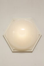 Duża sześcioboczna jednopunktowa mlecznobiała ażurowa lampa ścienna/kinkiet z kloszem z tworzywa (akryl) w kształcie kopuły, Włochy, lata 80. - obrazek 28