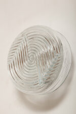 Jednopunktowa okrągła lampa ścienna/kinkiet ze szklanym reliefowym przeźroczystym kloszem w stylu Art Deco w czarnej metalowej oprawie, firma Prisma, Włochy, lata 80. - obrazek 21