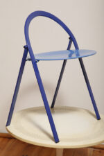 Składane metalowe krzesło "Clio" okrągłym lakierowanym w satynie niebieskim siedziskiem i granatowym oparciem i nogami, projekt Giorgio Cattelan dla firmy Cidue, Włochy, lata 70. - obrazek 37