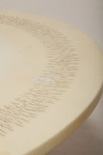 Masywny i ciężki stolik kawowy / pomocnik / typu "Tulip" z okrągłym kamiennym/marmurowym blatem na metalowej rozszerzającej się do dołu nodze w stylu projektów Eero Saarinena, Space Age, Włochy, lata 70. - obrazek 37