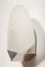 Jednopunktowa lampa ścienna/kinkiet w stylu Art Deco w kształcie wachlarza ze szklanym reliefowym matowym kloszem osadzonym na metalowej podstawie, Egoluce, Włochy, lata 80. - obrazek 19