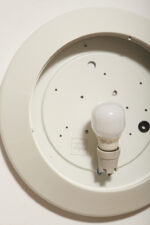 Duża stożkowata jednopunktowa lampa ścienna/kinkiet "Onda" / "Fala" z białą okrągłą metalową oprawą i akrylowym mlecznobiałym półprzepuszczalnym dyfuzorem w promieniście rozchodzącymi się liniami w środku, projekt Ezio Didone dla firmy Arteluce, Włochy, lata 80. - obrazek 21