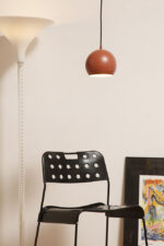 Metalowa jednopunktowa lampa wisząca/sufitowa w kształcie ściętej/otwartej od dołu kuli w kolorze terakotowej czerwieni wisząca na czarnym materiałowym kablu zasilającym, projekt Benny Frandsen dla firmy Frandsen, Dania, po 2000 roku - obrazek 21