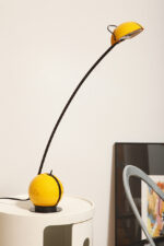 Wysoka jednopunktowa żółta lampa nocna/biurkowa "Alina" z tworzywa (ABS) z regulowaną wysokością nachylenia z czarną podstawą i ruchomym kloszem, Valenti Luce, Włochy, lata 70/80. - obrazek 23