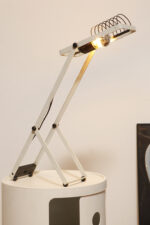 Biała z czarnymi elementami jednopunktowa metalowa lampa biurkowa z serii Syntesi z regulowaną wysokością, projekt Ernesto Gismondi dla Artemide, Włochy, wzór z 1975 roku - obrazek 21