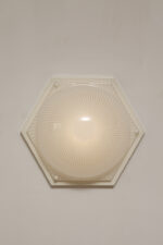 Duża sześcioboczna jednopunktowa mlecznobiała ażurowa lampa ścienna/kinkiet z kloszem z tworzywa (akryl) w kształcie kopuły, Włochy, lata 80. - obrazek 29