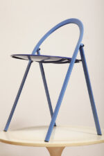 Składane metalowe krzesło "Clio" okrągłym granatowym siedziskiem i niebieskim oparciem i nogami, projekt Giorgio Cattelan dla firmy Cidue, Włochy, lata 70. - obrazek 25